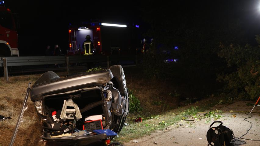 Auto überschlägt sich: Schwerer Unfall auf Staatstraße bei Ansbach
