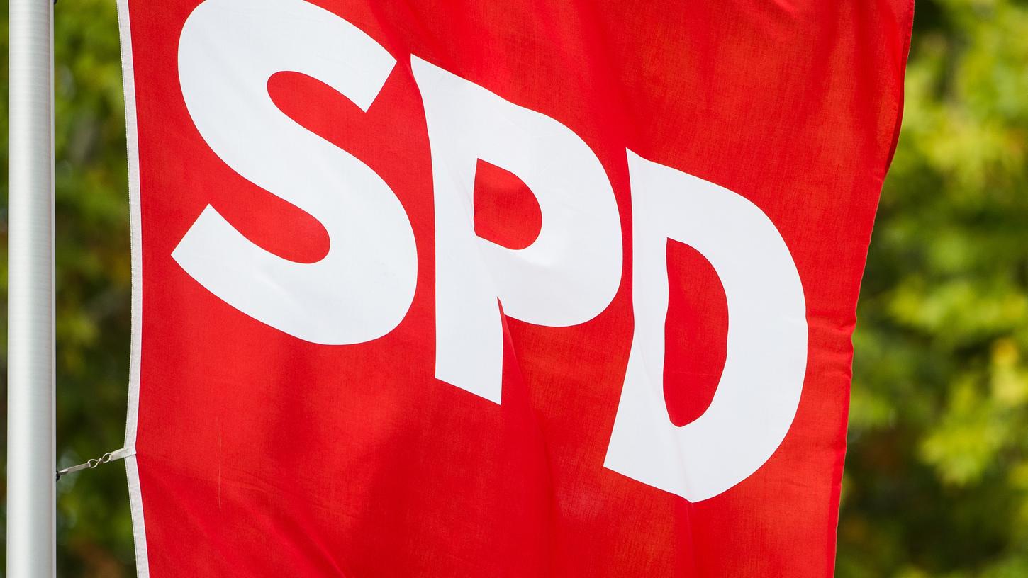 In der krisengeschüttelten SPD werden Rufe nach einer Urwahl der künftigen Parteispitze durch alle Mitglieder lauter. Auch für eine Doppelspitze mit zwei Parteichefs wie bei den Grünen gibt es in der Partei große Sympathien.