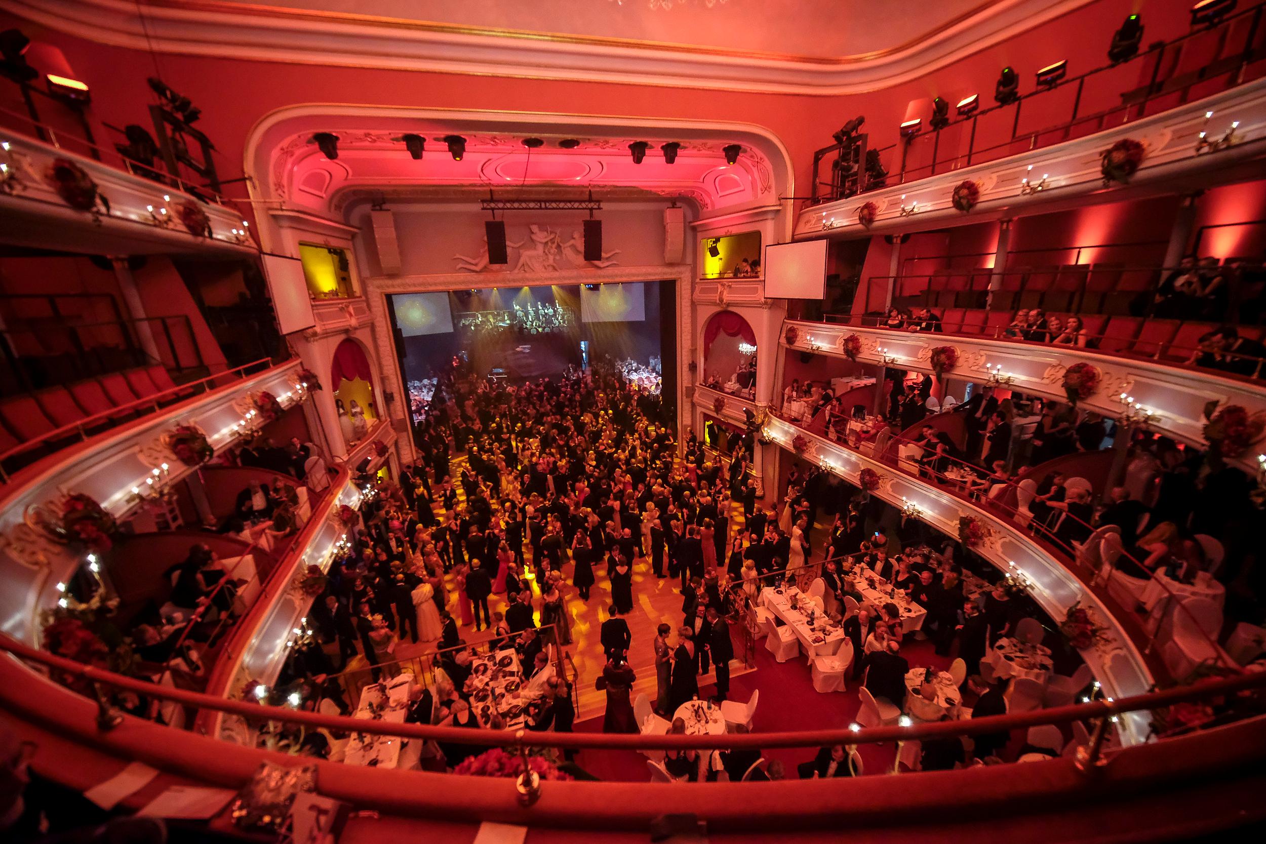 Nicht nur beim Opernball ist es hier voll: das Nürnberger opernhaus, erbaut in den Jahren 1901 bis 1905, galt seinerzeit mit Kosten von 4,3 Millionen Reichsmark als teuerster Theaterneubau in Europa. Als Vorbild diente unter anderem die Pariser Oper.
