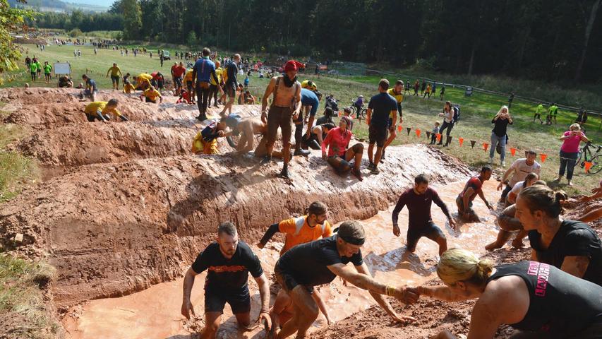 Was für ein Spektakel in Wassertrüdingen: Beim diesjährigen "Tough Mudder"-Hindernislauf stellten sich rund 15.000 Teilnehmer der Herausforderung. Bei der "Mud Mile" mussten die Teilnehmer schlammige Hügel überwinden. Geholfen wurde immer.