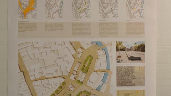 Alle Entwürfe haben die Vorgaben nach Radstellplätzen und Kurzzeitparkplätzen erfüllt - Unterschiede gibt es bei der Standortwahl. Das Besondere an diesem Entwurf: Der Paradeplatz wird nicht quer gegliedert sondern längs mit einer zweiten Baumreihe auf der südlichen Seite entlang der Bushaltestellen. Außerdem haben die Architekten das Bächla aus der Hauptstraße aufgegriffen und fortgeführt. Entlang der Baumreihe befinden sich Sitzbänke zur Straßen- und zur Platzseite hin.