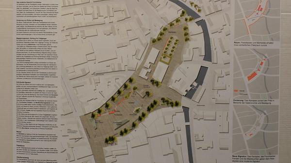 Dieser Entwurf arbeitet als einziger ohne Bäume, sondern setzt im wahrsten Sinn des Wortes auf Sitzmöbel. Im Norden soll ein so genanntes Rückgrat eine aufwendig gefaltete Bankreihe zum Liegen, Fläzen und Sitzen dem Platz Halt geben. Dazu kommen Sitzinseln aus Holz und ein überdachtes Glaskonstrukt, „Forchheimer Fenster“ genannt. Alle Planer lassen den Verkehr entlang des Paradeplatzes fließen, in diesem Entwurf allerdings wäre die Straße nur für die Öffentlichen Busse frei.