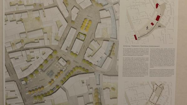 Auch hier wird wie bei Entwurf 1015 mit einer Längsgliederung durch einen zweite Baumreihe (Platanen) gearbeitet. In der Mitte des Platzes sollen Wassersprudler im Sommer für Abwechslung sorgen. Die können, falls eine Veranstaltung stattfindet, abgestellt und die Fläche damit genutzt werden. Den Zugang zur Tiefgarage am Ende der Hauptstraße haben sich ebenfalls einige Architekten vorgenommen. Hier zum Beispiel durch einen Bau, der als Kiosk genutzt werden kann.