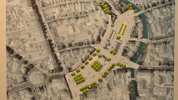 Bäume in Hülle und Fülle sind hier im Einsatz. Die Jury hat allen Architekten, die derart üppig mit Bäumen hantieren bereits eine Hausaufgabe für die zweite Runde mitgegeben: Wie sollen die Bäume gepflanzt werden? Denn unten drunter ist die Tiefgarage. In diesem Entwurf soll die Neuner-Baumgruppe auf der Kommandantur-Seite dadurch Halt bekommen, dass die bereits bestehende Wölbung des Paradeplatzes genutzt und der nach Westen abfallende Teil aufgefüllt wird. Dadurch entstehen zur Fahrbahn hin Stufen. Was der Jury weniger gefallen hat: Die Baumgruppe verdeckt den Blick zur Kommandantur.