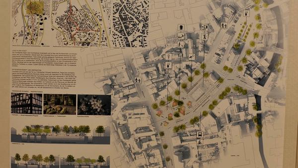 Ein bisschen wild sieht es auf diesem Entwurf aus. Künstliche Felsen sollen an das Kletterparadies Fränkische Schweiz erinnern und in ihrem Innern genug Erde beherbergen, um einen Baum zu pflanzen. Verschieden lange Pergolen mit asymmetrischen Verstrebungen auf dem Dach sorgen für Schutz und Struktur. In der Mitte eine Stadtbühne mit Wassersprudlern. Die Kreuzung an der Alten Wache wird hier zum "shared space" - alle Verkehrsteilnehmer sind gleichberechtigt. Eine Ampel-Kreuzung will im übrigen keiner mehr.