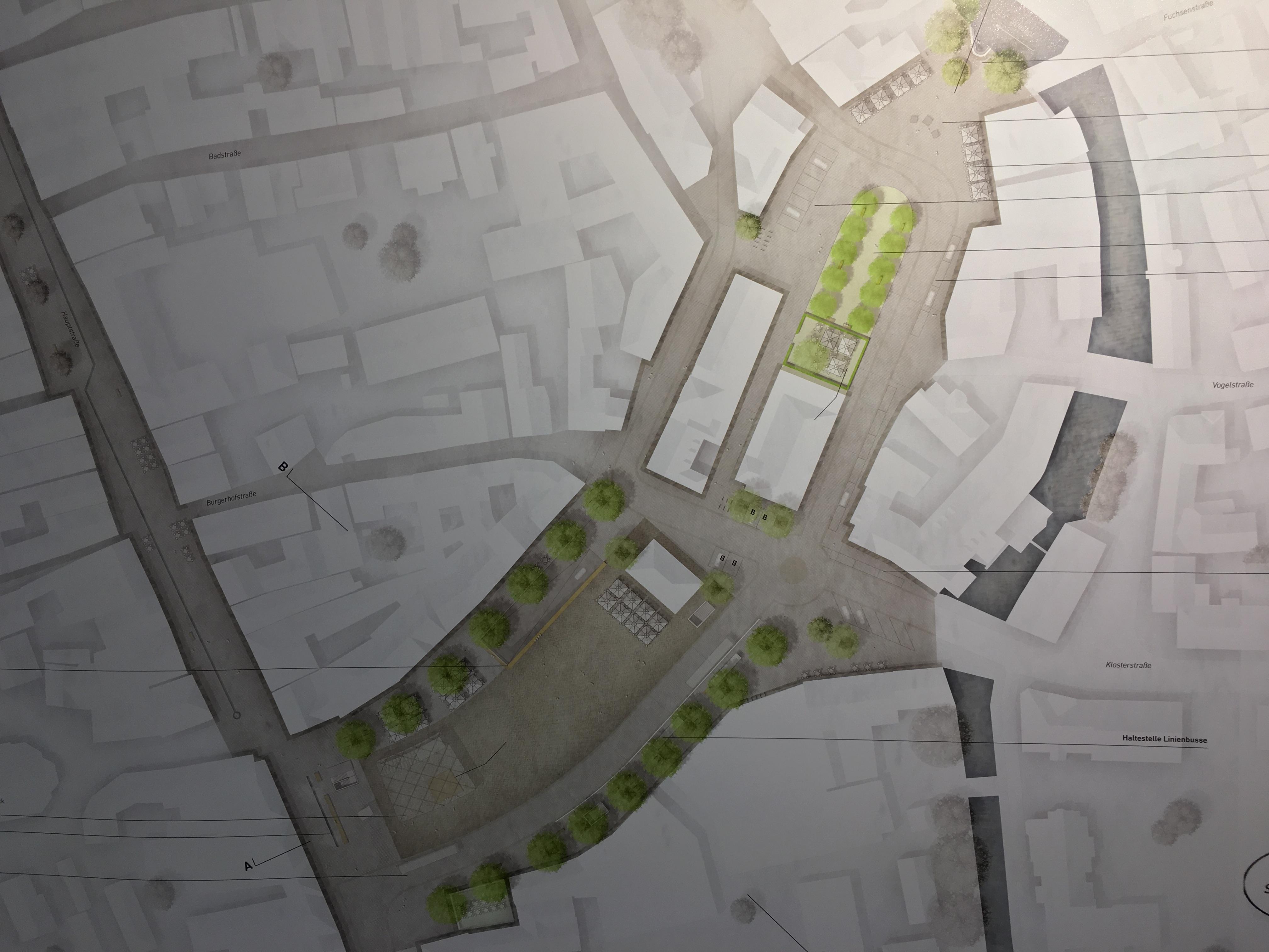 Blickfang dieses Entwurfes: Das große Dach vor der Kommandantur. Darunter könnte eine Bühne aufgebaut, ein Kiosk betrieben werden... Die Architekten legen viel Wert darauf, die Hauptstraße mit dem Paradeplatz zu verbinden, weswegen sie das Bächla einfach weiterführen. Auch hier dürfen nur Busse über den Paradeplatz fahren. Alle Entwürfe sind bis 30. September in der Hauptstraße 7-11, im 1. Stock des ehemaligen Modehauses Heilmann zu sehen (tägl. 10 bis 14 und 15 bis 19 Uhr). Dort kann man auch seine Anregungen los werden; oder beim zweiten Bürgerforum am 27. September, um 17 Uhr am selben Ort. Die Bürger-Ideen fließen dann in die Auslobung für die zweite Stufe des Plan-Wettbewerbs ein, in die neun auserkorenen Architekten ihren Pläne überarbeiten.