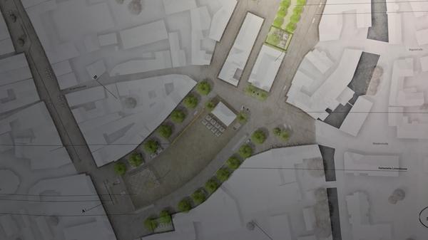Blickfang dieses Entwurfes: Das große Dach vor der Kommandantur. Darunter könnte eine Bühne aufgebaut, ein Kiosk betrieben werden... Die Architekten legen viel Wert darauf, die Hauptstraße mit dem Paradeplatz zu verbinden, weswegen sie das Bächla einfach weiterführen. Auch hier dürfen nur Busse über den Paradeplatz fahren. Alle Entwürfe sind bis 30. September in der Hauptstraße 7-11, im 1. Stock des ehemaligen Modehauses Heilmann zu sehen (tägl. 10 bis 14 und 15 bis 19 Uhr). Dort kann man auch seine Anregungen los werden; oder beim zweiten Bürgerforum am 27. September, um 17 Uhr am selben Ort. Die Bürger-Ideen fließen dann in die Auslobung für die zweite Stufe des Plan-Wettbewerbs ein, in die neun auserkorenen Architekten ihren Pläne überarbeiten.