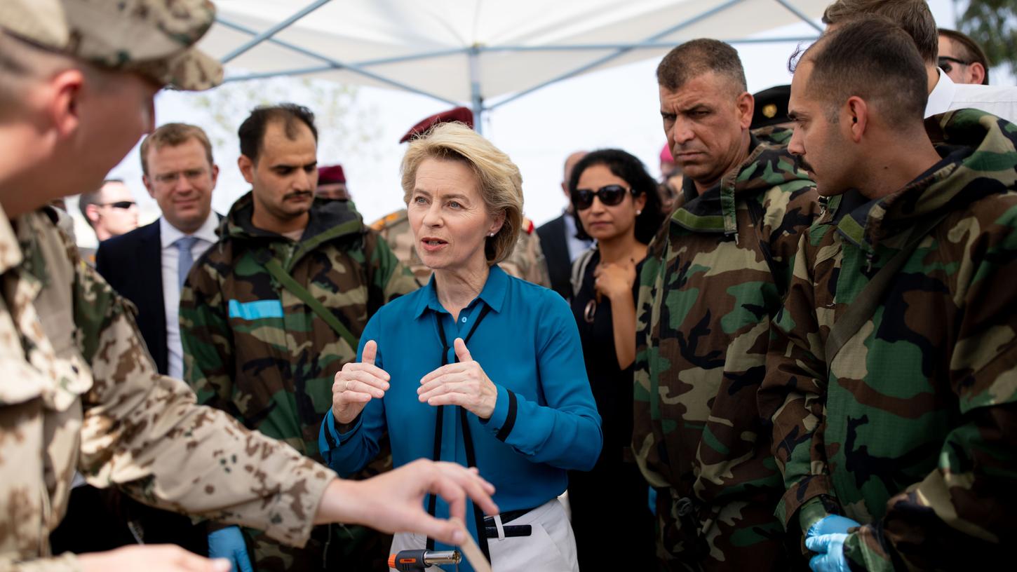 Von der Leyen beim Besuch auf dem irakischen Militärstützpunkt in Tadschi, wo sie mit deutschen und irakischen Soldaten einer Ausbildungseinrichtung für ABC-Abwehr sprach.