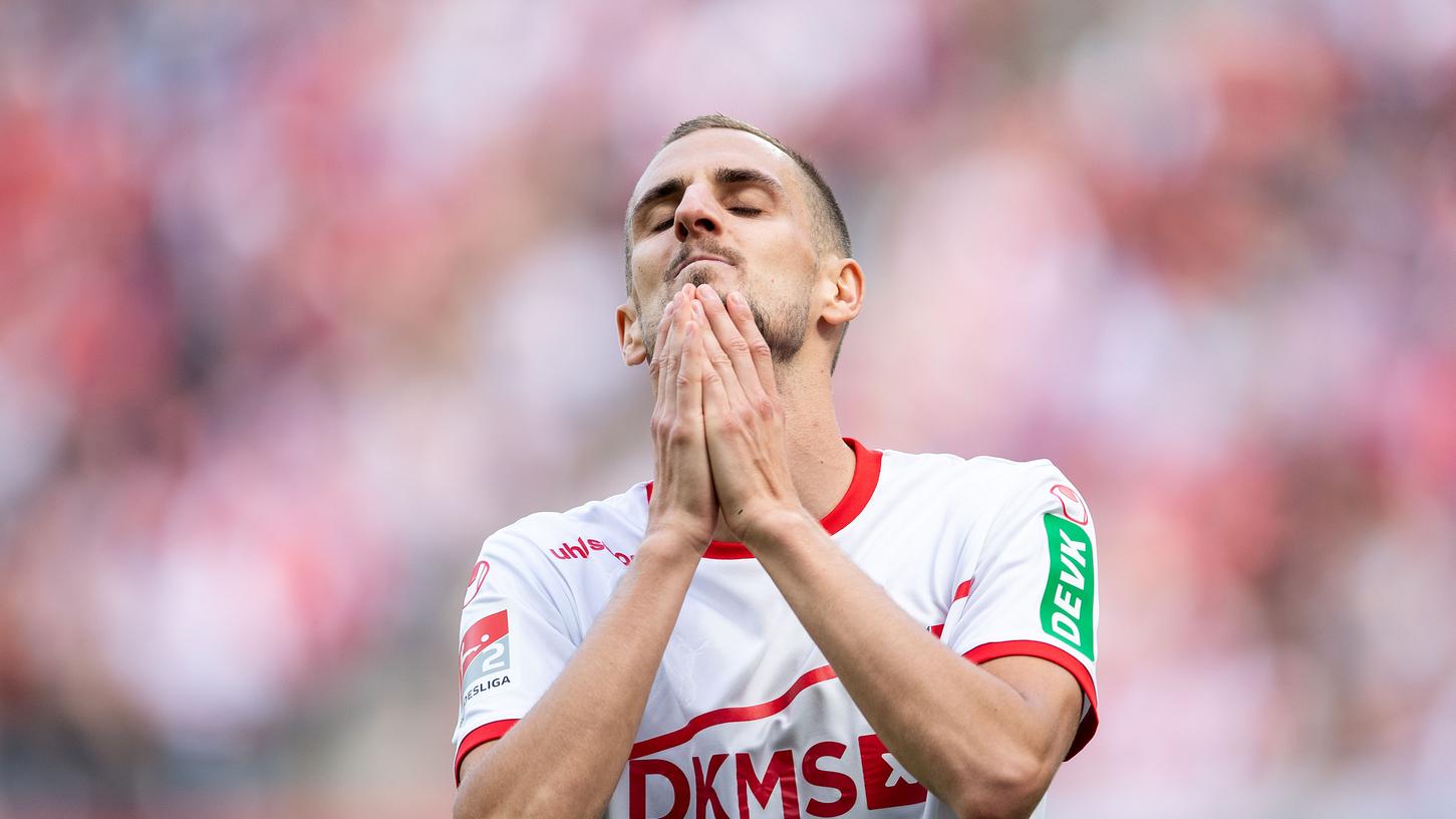 So sieht Ernüchterung aus: Dominick Drexler vom 1. FC Köln schlägt die Hände vors Gesicht.