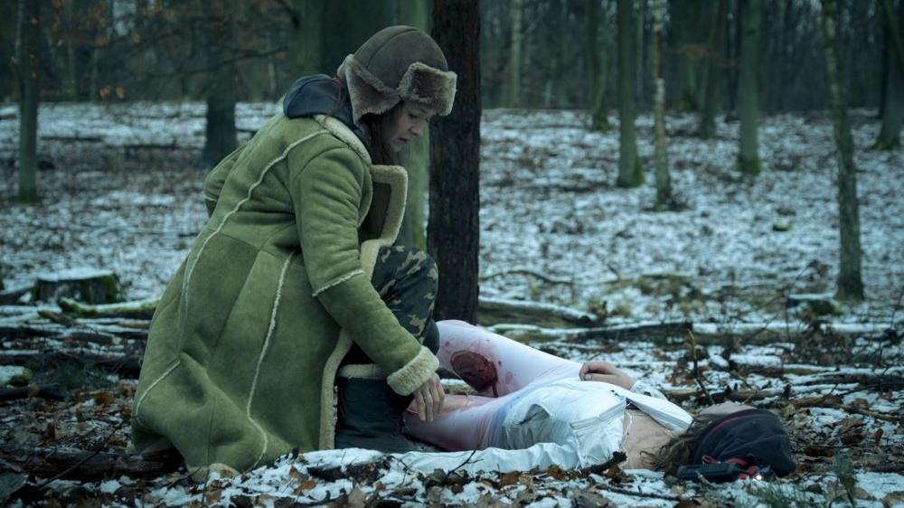 War es ein Unfall? Die Bloggerin Charlie (Stefanie Stappenbeck) findet an einem eiskalten Wintertag im Wald die tote Joggerin Carolina Gröning (Tatiana Nekrasov).