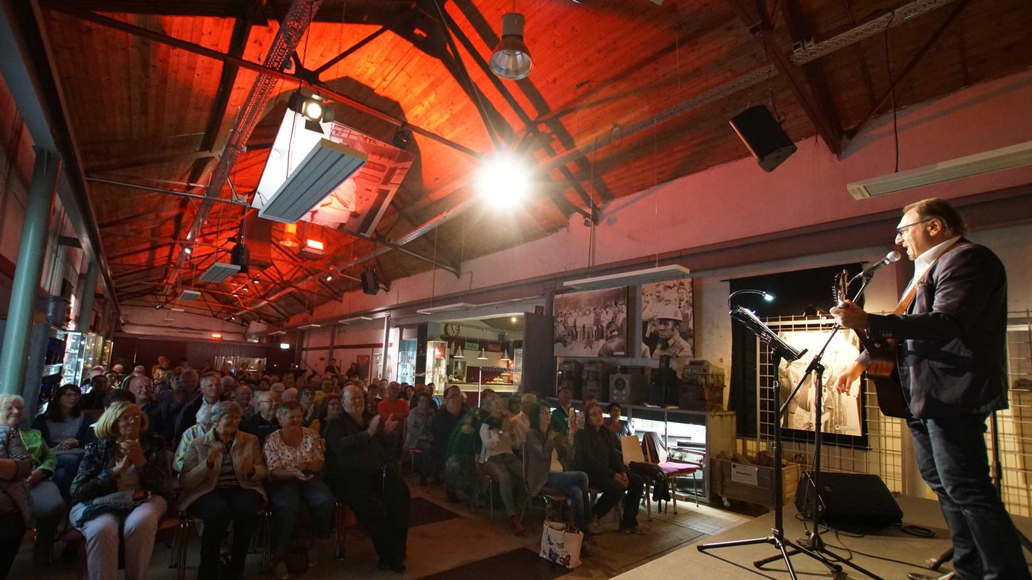 Bestens unterhalten wurden die rund 120 Besucher in der Maffei-Kulturhalle beim Kabarettabend mit Bernd Händel (rechts). Von dessen stimmlicher Wandlungsfähigkeit lebte vor allem der erste Teil der Veranstaltung. Bestens unterhalten wurden die rund 120 Besucher in der Maffei-Kulturhalle beim Kabarettabend mit Bernd Händel (rechts). Von dessen stimmlicher Wandlungsfähigkeit lebte vor allem der erste Teil der Veranstaltung.