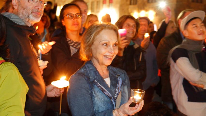 Stadt im Kerzenschein: Lichtermeer bei langer Nacht der Demokratie