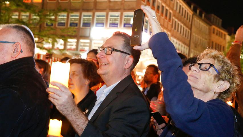 Stadt im Kerzenschein: Lichtermeer bei langer Nacht der Demokratie