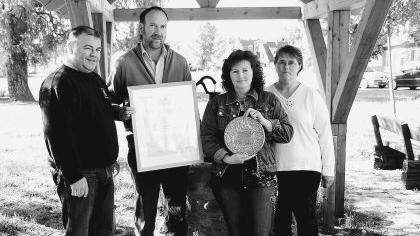 Stolze Preisträger: Bürgermeister Theo Link überreichte Plakette und Urkunde an die Vorsitzende des Obst- und Gartenbauvereins, Renate Heimann, deren Vertreterin Irmgard Blankenbühler und Gemeinderat Erwin Thoma. Stolze Preisträger: Bürgermeister Theo Link überreichte Plakette und Urkunde an die Vorsitzende des Obst- und Gartenbauvereins, Renate Heimann, deren Vertreterin Irmgard Blankenbühler und Gemeinderat Erwin Thoma.