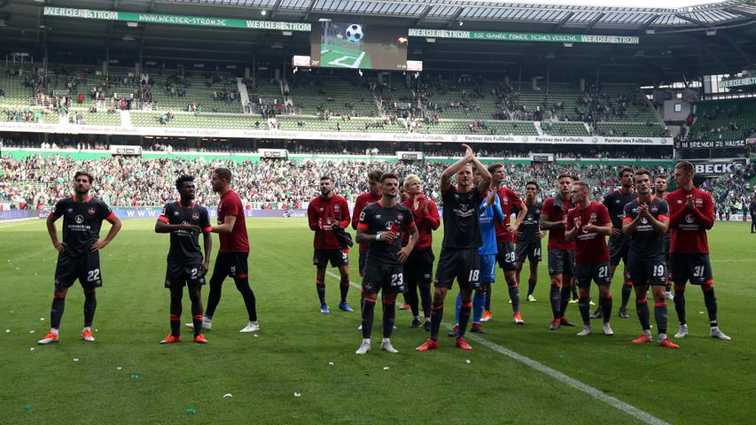 Danke für den Support! Nach 90 umkämpften und zusätzlich drei sehr turbulenten Minuten suchen die Club-Profis den Kontakt zu ihren Fans. Gemeinsam freuten sich die Rot-Schwarzen über einen wichtigen Auswärtszähler in Bremen. Hier sind die Bilder zum Spiel.