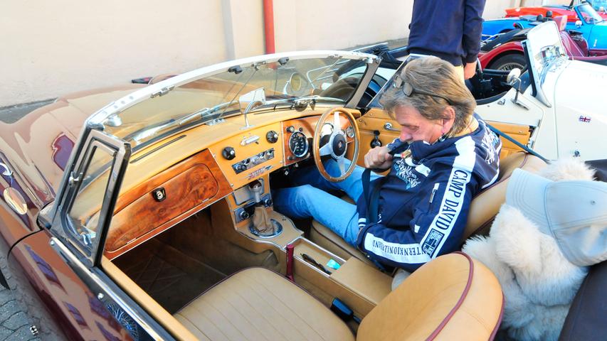 Von Rolls Royce bis Jaguar: Oldtimer-Fans fachsimpelten im Ofenwerk