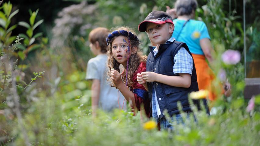 Junge Besucher im Kräutergarten.