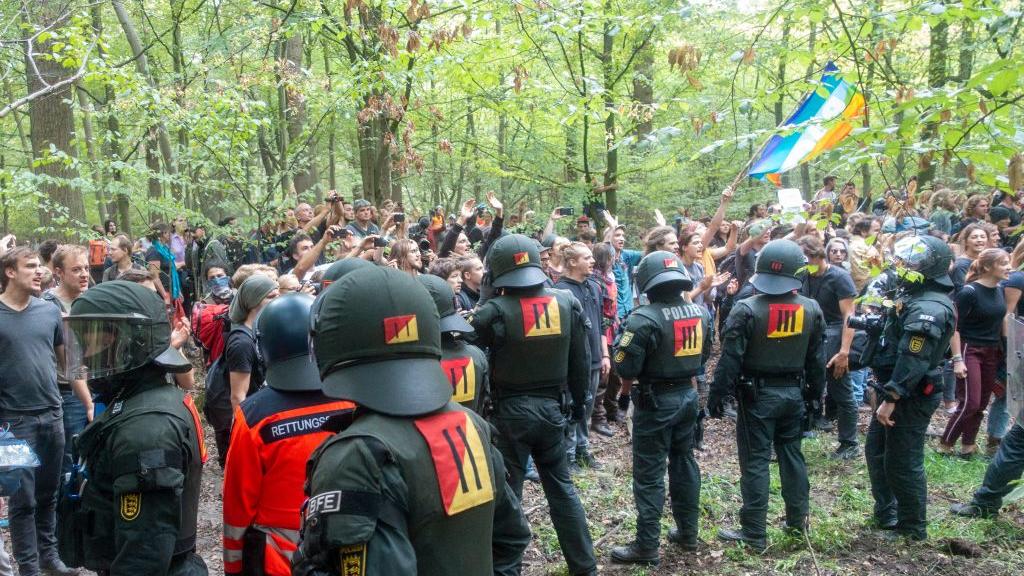 Mit der Räumung im Hambacher Forst kommt die Polizei voran:  27 Baumhäuser (von rund 50) wurden geräumt und 19 davon abgebaut.