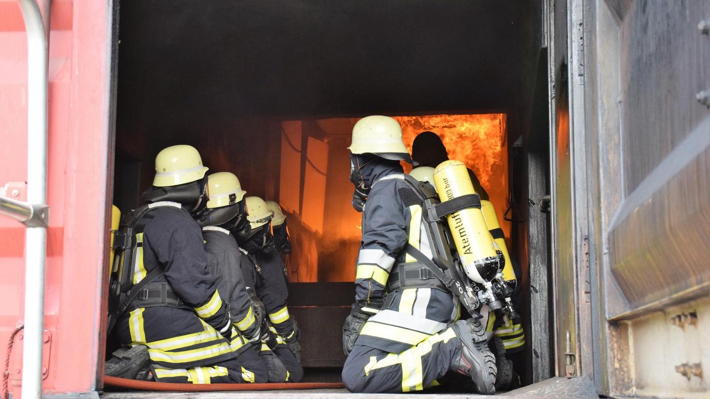 Der Container ermöglicht das Üben der Brandbekämpfung unter realistischen Bedingungen. Der Container ermöglicht das Üben der Brandbekämpfung unter realistischen Bedingungen.