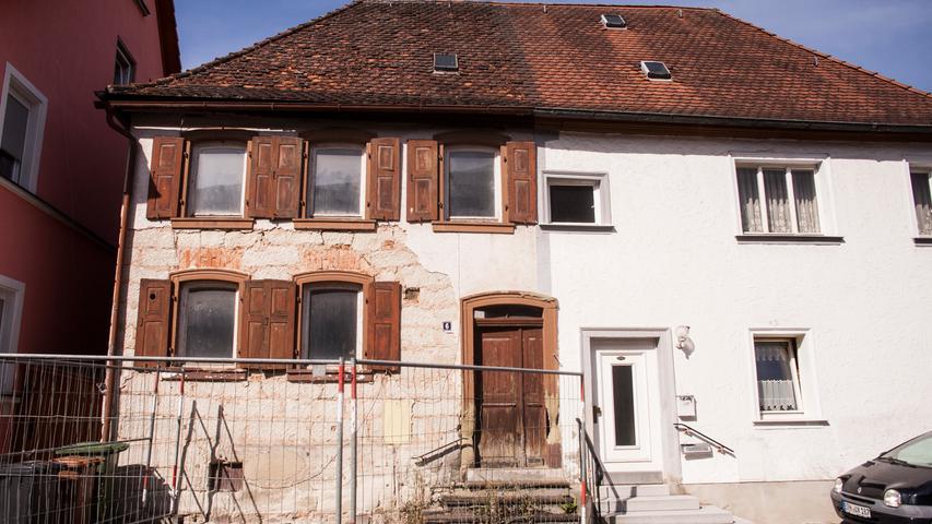 Historisch wertvoll: Das Haus in der Brauhausgasse 6 in Höchstadt hat die Stadt gekauft. Es soll möglichst saniert werden.