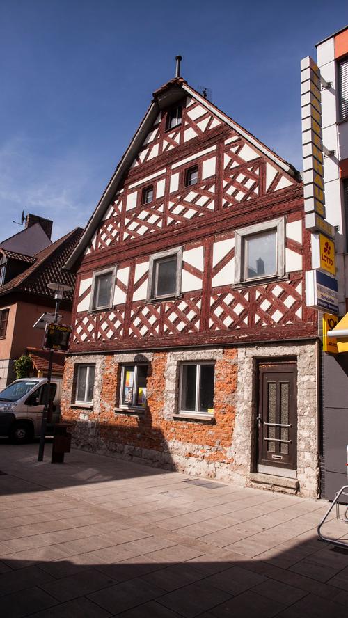 Das Fachwerkhaus in der Hauptstraße 19 in Höchstadt gehört der Stadt und wird demnächst renoviert.