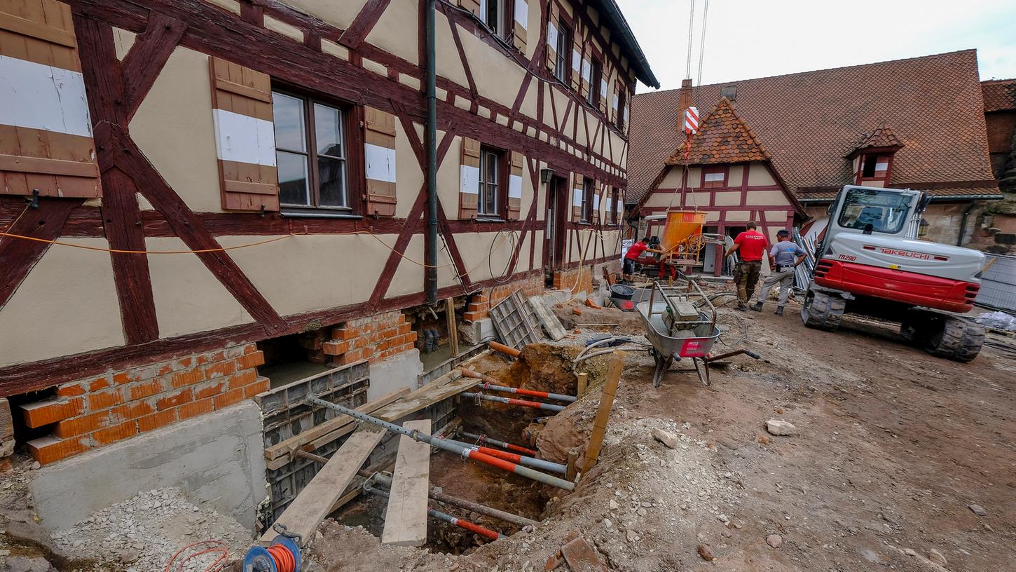 Von mittelalterlicher Stimmung ist schon seit 2015 auf der Kaiserburg weit gefehlt: Für die vielen geplanten Sanierungsmaßnahmen mussten die Bagger ausrücken.