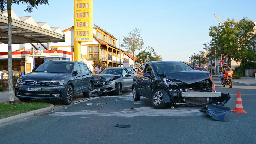 Kollision in Fürth: Zwei Verletzte und vier kaputte Autos 