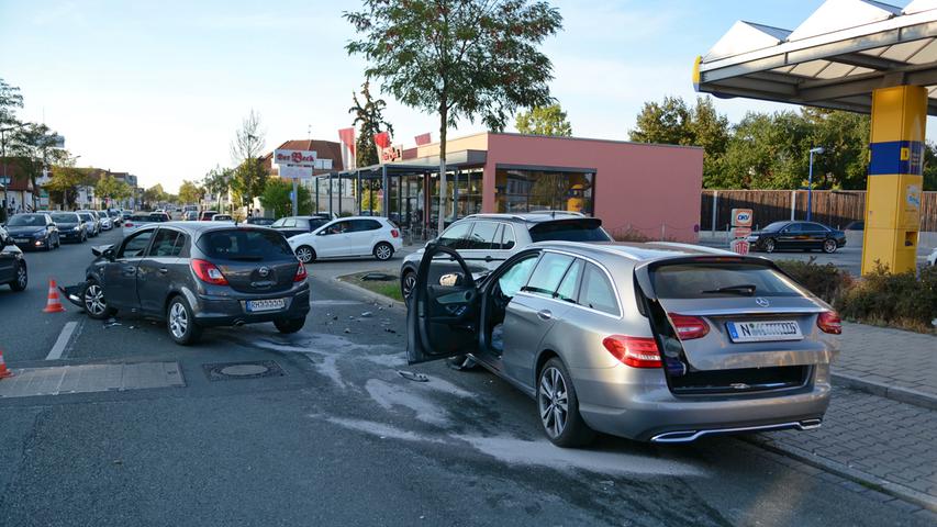 Kollision in Fürth: Zwei Verletzte und vier kaputte Autos 