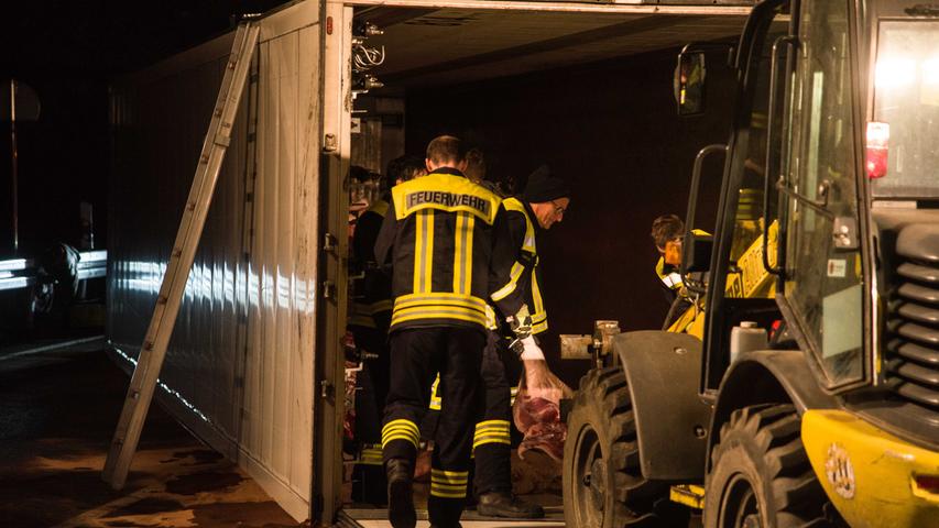 Lkw kippt auf Bundesstraße: Schweinehälften erschweren Bergung