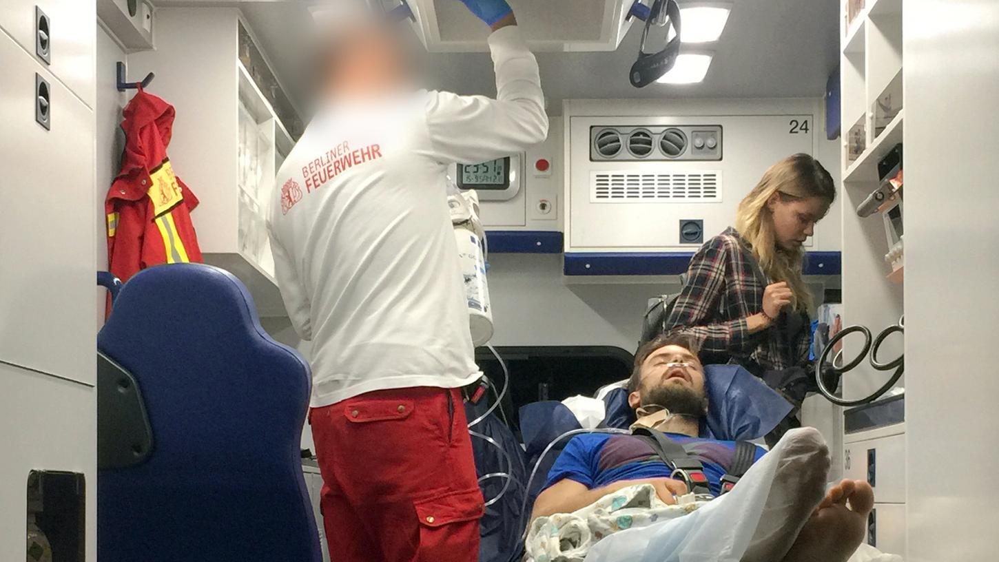 Der erkrankte Wersilow kam mit einem Ambulanzflug auf dem Flughafen Schönefeld an und wurde in einem Krankenwagen versorgt.