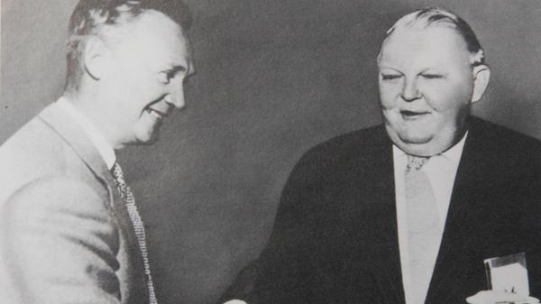 Alleine war Georg Schaeffler dabei nicht: Die Produktion nahm er gemeinsam mit seinem Bruder Wilhelm (hier mit dem ehemaligen Bundeswirtschaftsminister Ludwig Erhard) wieder auf. Dieser wurde allerdings 1946 von den Amerikanern an Polen ausgeliefert, weil er „im Auftrag der deutschen Regierung“ an der „Liquidierung des dem polnischen Staat und den polnischen Bürgern gehörenden Besitzes“ beteiligt gewesen sein soll. Am 23. Juli 1951 kam er aus dem Gefängnis in Warschau frei. Zurück in Herzogenaurach baute er die Teppich-Herstellung als zweites Standbein der Firma auf.