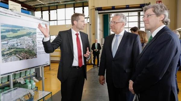 Das Unternehmen seines Vaters und seines Onkels machten ihn zu einem der reichsten Menschen Deutschlands: Georg Friedrich Wilhelm Schaeffler (im Gespräch mit Bayerns Innenminister Joachim Herrmann), der in Erlangen geboren wurde und in Herzogenaurach zur Schule ging, ist zusammen mit...
