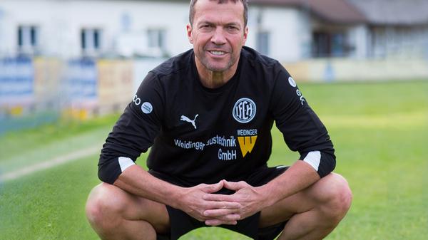 Sein Spiel ist legendär, seine Sprüche noch viel mehr: Beim 1.FC Herzogenaurach lernte Lothar Matthäus das Kicken. Nach seinem Schulabschluss machte er eine Lehre zum Raumaustatter. Mit 18 Jahren wechselte er dann von der Aurachstadt zu Borussia Mönchengladbach - der Beginn einer herausragenden Karriere. Heute arbeitet der Rekordnationalspieler. Weltmeister und Weltfußballer des Jahres 1991 als Fußballexperte, wenn er nicht gerade aushilfsweise für seinen Heimatverein die Fußballschuhe aus dem Schrank holt.