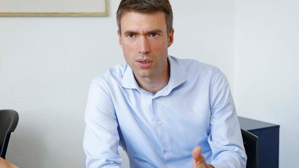Mit 27 Jahren Bundestagsabgeordneter, mit 34 Parlamentarischer Geschäftsführer, mit 38 Staatsekretär: Stefan Müller kann trotz seines für einen Politik-Profi jungen Alters bereits auf eine beachtliche Karriere zurückblicken. Als (mittlerweile wieder) Parlamentarischer Geschäftsführer zieht der 42-jährige CSU-Abgeordnete die Fäden im Politikgeschäft. Immer, wenn es in der Bundespolitik wichtig wird - beispielsweise bei den Koalitionsverhandlungen - sitz der Großenseebacher mit am Verhandlungstisch.