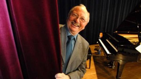 Auch mit 83 Jahren sitzt Thomas Fink noch gerne an seinem Lieblingsplatz: Vor dem Klavier. Der Pianist aus Niederndorf blickt auf über 50 Jahre Jazz-Karriere und zahlreiche Auftritte mit Weltstars zurück. Unter anderem gehörte er zum Ensemble der Bigband des Bayerischen Rundfunks.