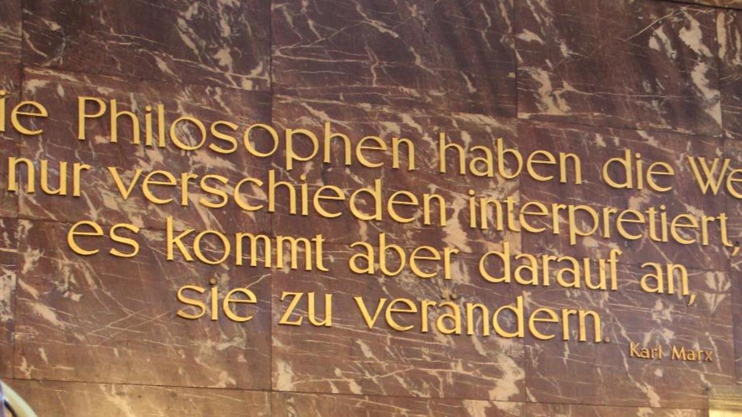 Die 11. Feuerbach-These von Karl Marx ziert den Eingangsbereich der Humboldt-Universität in Berlin.