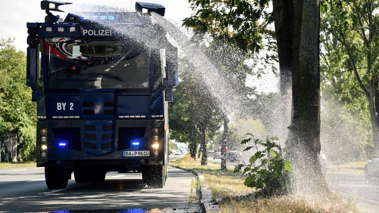 Hitze-Sommer: Bereitschaftspolizei half mit Wasserwerfer