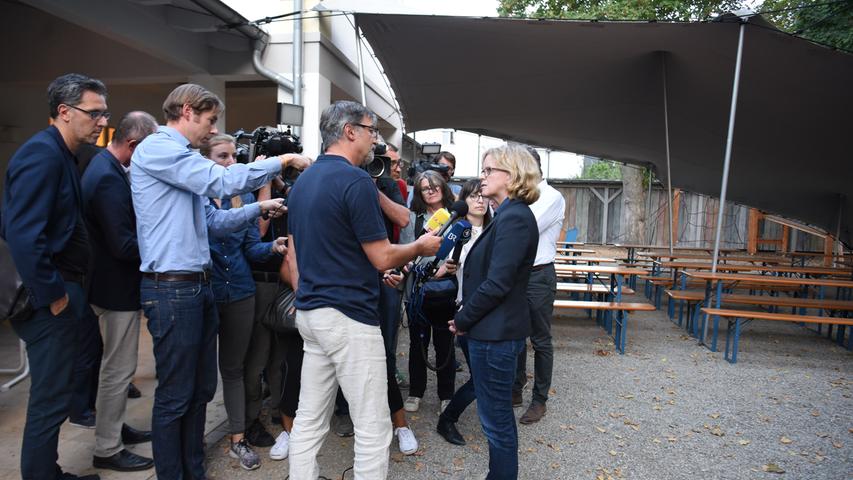 Etliche Medienleute hatten sich am Dienstagabend vor dem Nürnberger Traditionsrestaurant Gutmann versammelt.