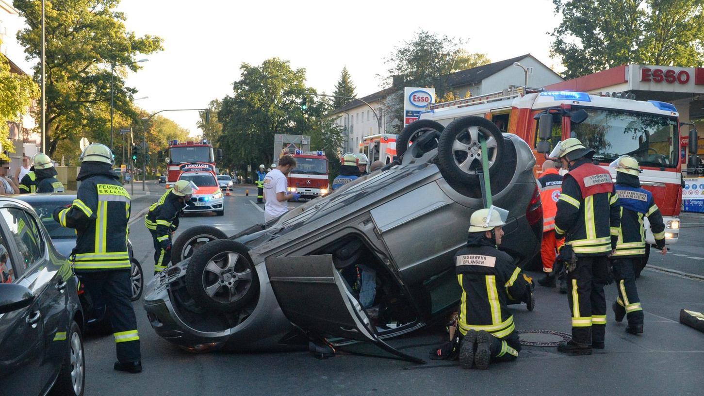 Auf der Gebbertstraße in Höhe der Esso-Tankstelle hat sich ein PKW überschlagen. Die Fahrerin wurde verletzt in die Klinik gebracht.