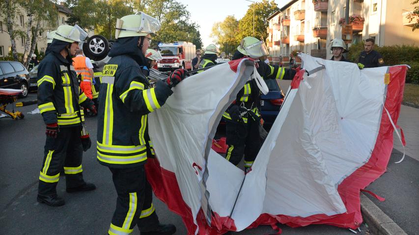 Unfall auf der Gebbertstraße in Erlangen: Auto überschlägt sich