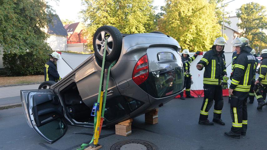 Unfall auf der Gebbertstraße in Erlangen: Auto überschlägt sich