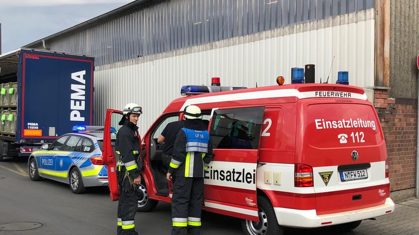 Dachstuhl in Flammen: Großeinsatz in Nürnberger Firma