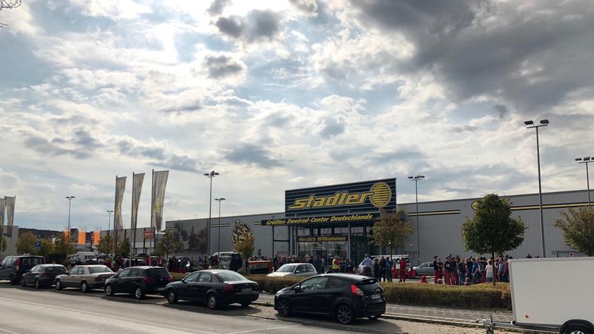 Die etwa 500 Mitarbeiter der Firma wurden wegen des Brandes evakuiert und zwischenzeitlich im Zweirad-Center "Stadler" in der Nopitschstraße untergebracht.