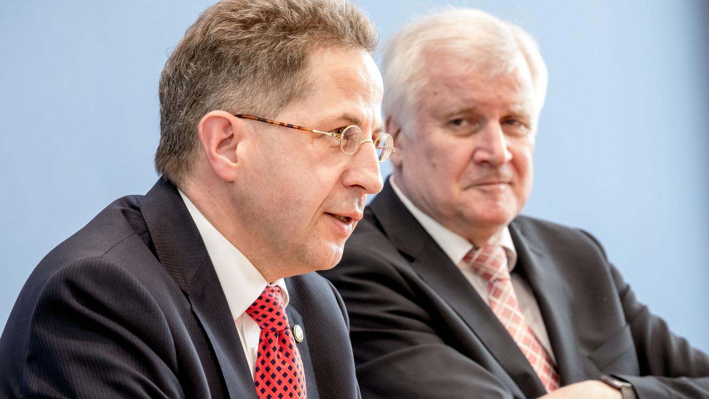 Nun steht es fest: Horst Seehofer (recht) holt Hans-Georg Maaßen als Staatssekretär für Sicherheit ins Innenministerium. Nach der Kritik, die seine Äußerungen zu Chemnitz auf sich zog, ist das ein weicher Fall für den Beamten.