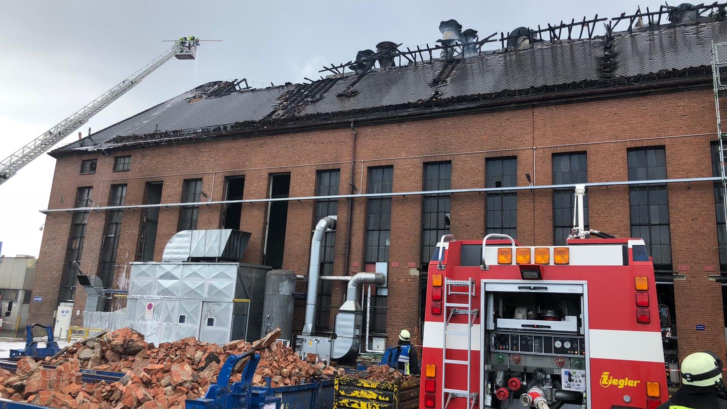 Großeinsatz in Sandreuth: In einer Nürnberger Firma geriet am Mittwochmorgen der Dachstuhl in Brand.