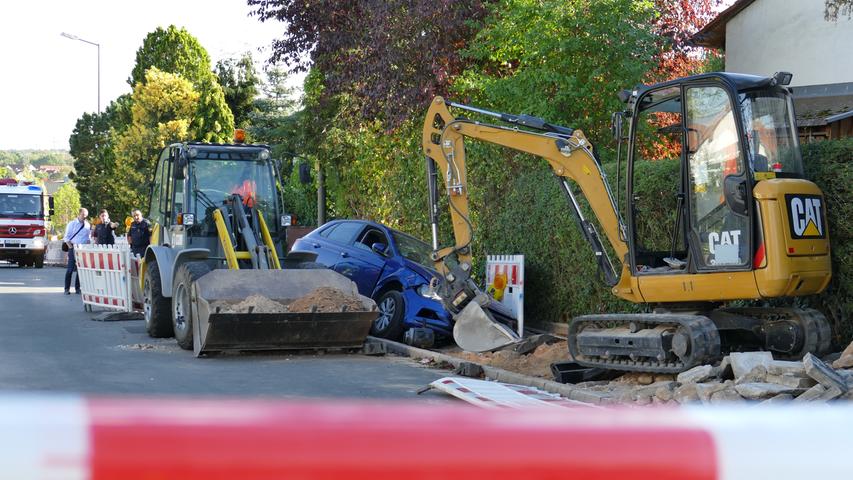 Auto fährt bei Erlangen in Baugrube: Zwei Arbeiter verletzt