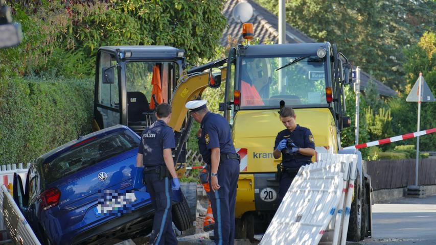 Auto fährt bei Erlangen in Baugrube: Zwei Arbeiter verletzt