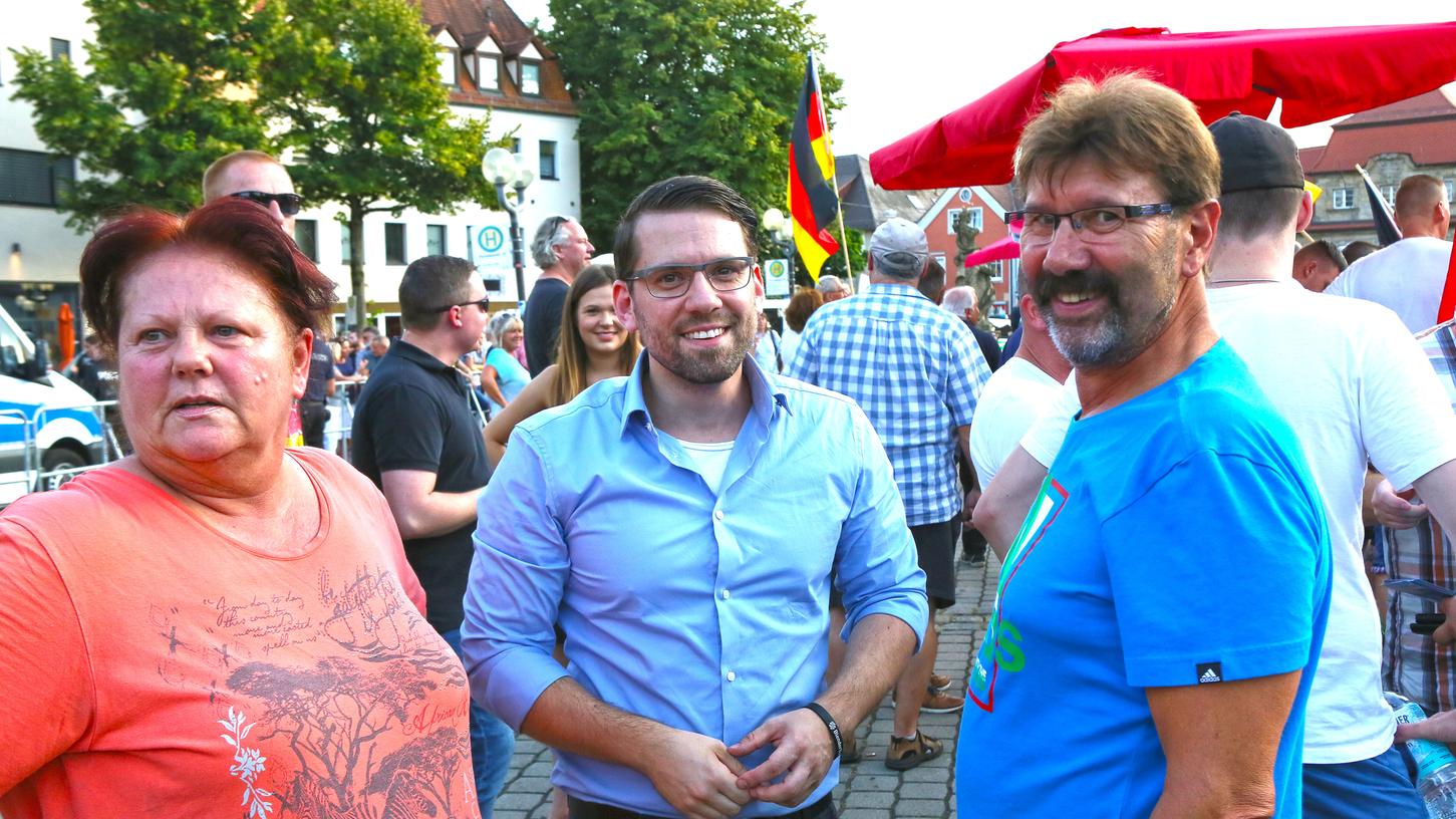 Mutter Anita (links) und Vater Ferdinand (rechts) sind „sehr stolz“ auf ihren Sohn Dominik Pflaum (Mitte). Er tritt bei der Landtagswahl für die AfD an.