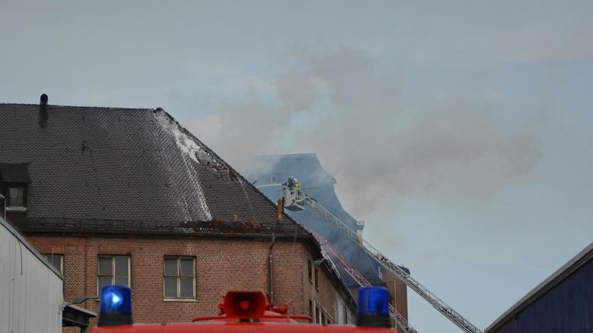 Dann fraß sich der Brand durch das hölzerne Gebälk des Daches. Die Feuerwehr versuchte, das Feuer einzudämmen...