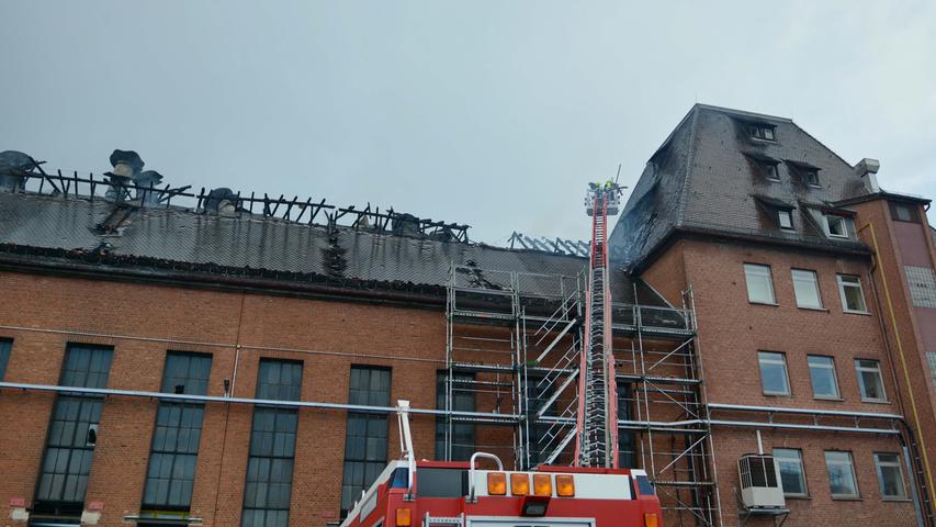 Dachstuhl in Flammen: Großeinsatz in Nürnberger Firma